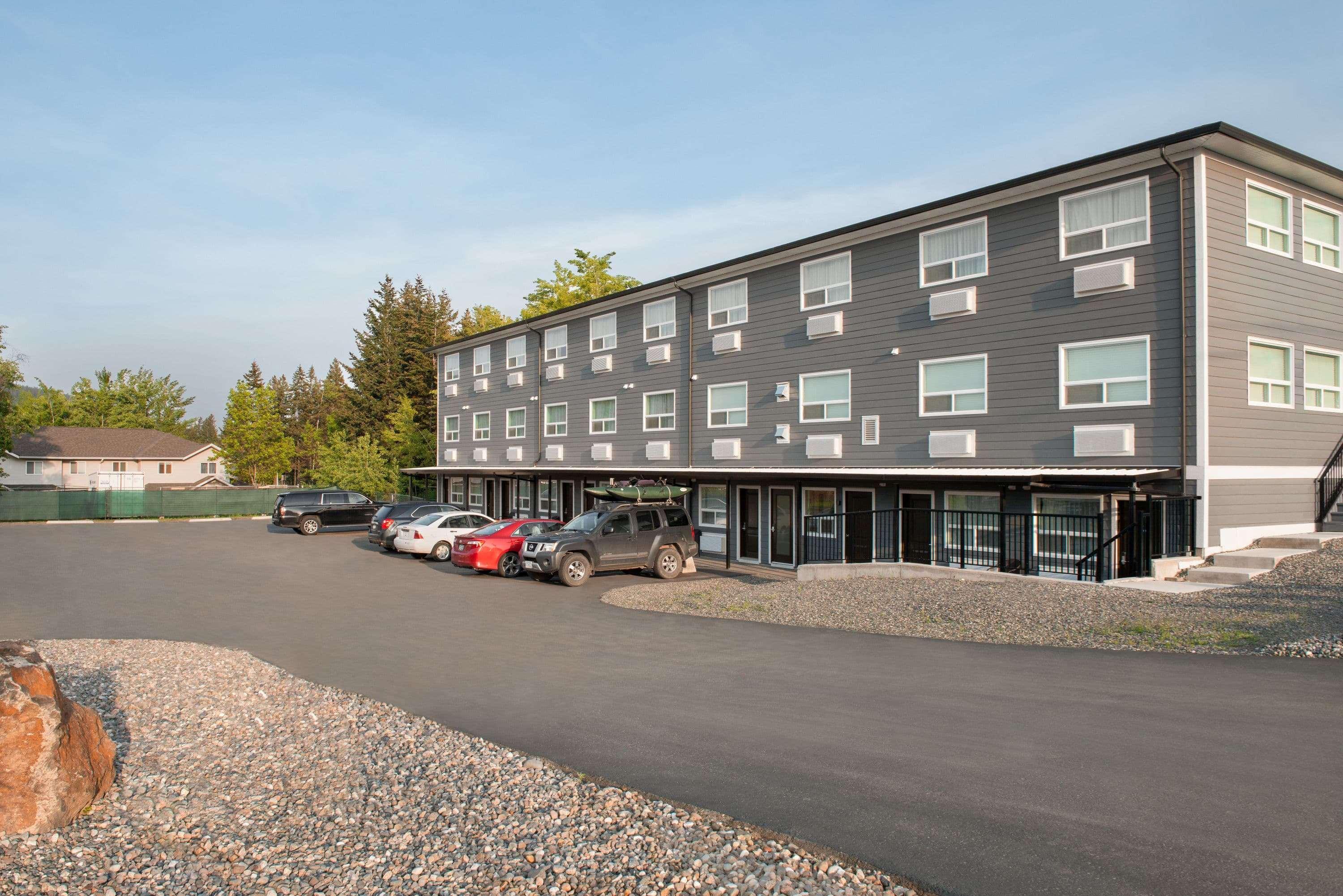 Days Inn By Wyndham 100 Mile House Exterior photo